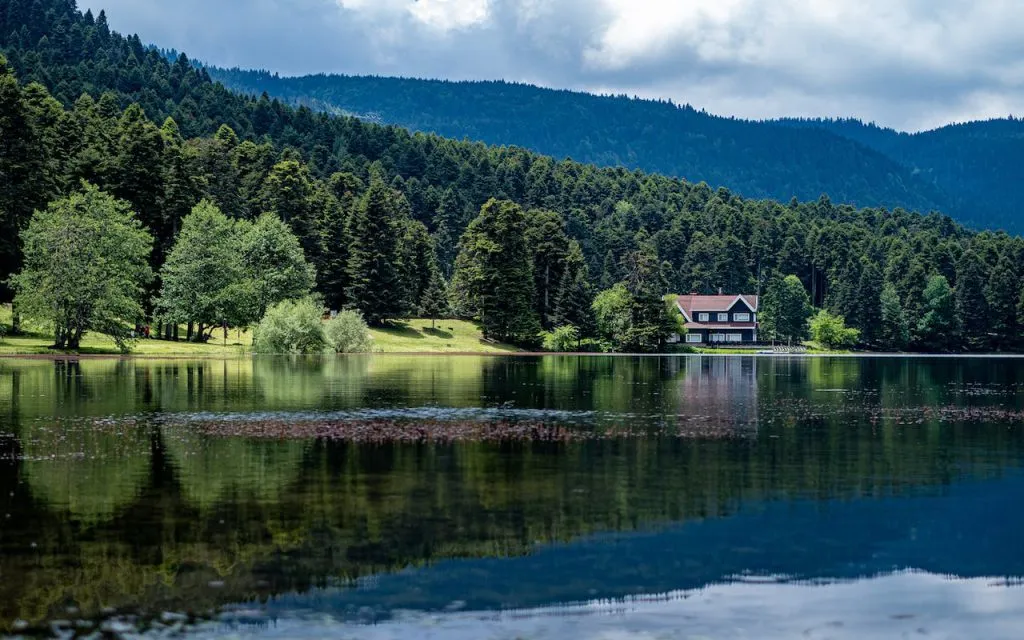 dom nad jeziorem